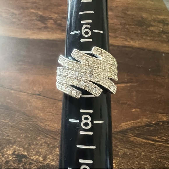 Vintage Avon Bague Jolie Main Ring Silver Tone With Rhinestones Size 7 - Picture 1 of 8
